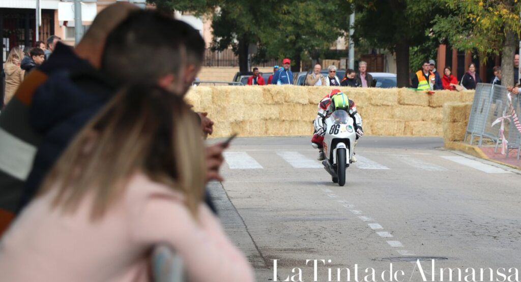 La exhibición de motos clásicas tomó el centro de Almansa