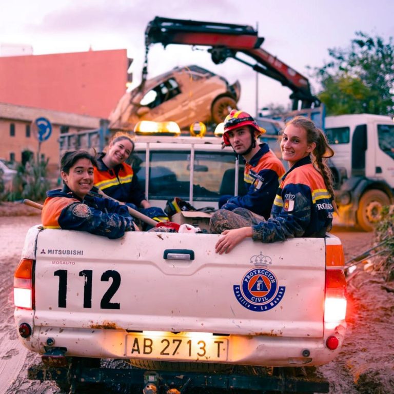 Voluntarios de Protección Civil de Almansa durante la DANA en Valencia