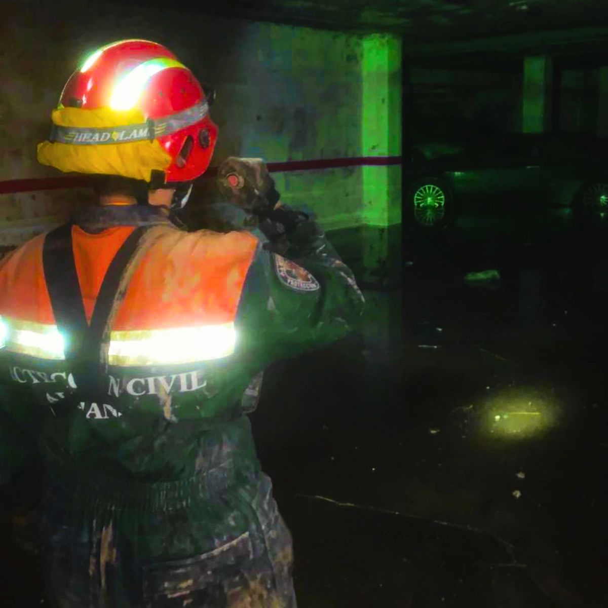 María García trabajando en un garaje inundado tras la DANA en Paiporta