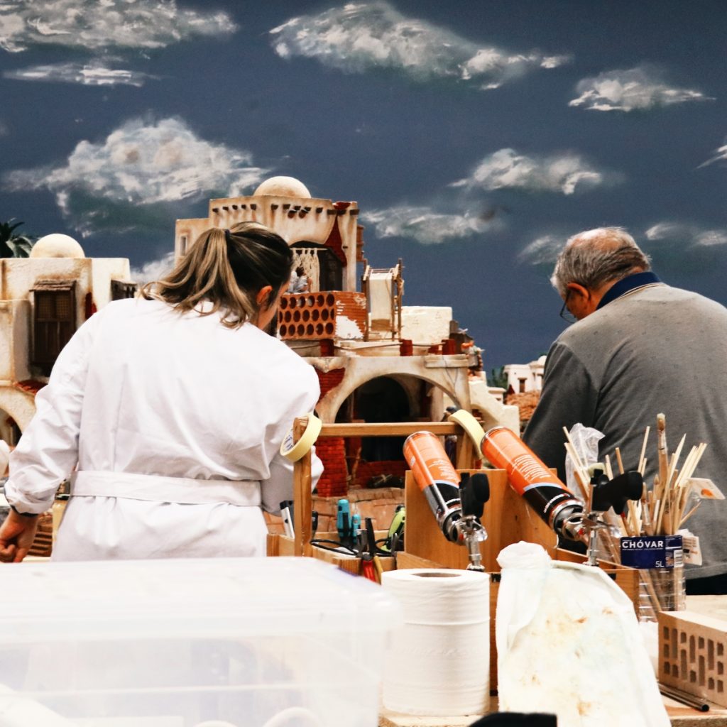 Detalles del montaje del Belén que se expondrá en Casa de Cultura