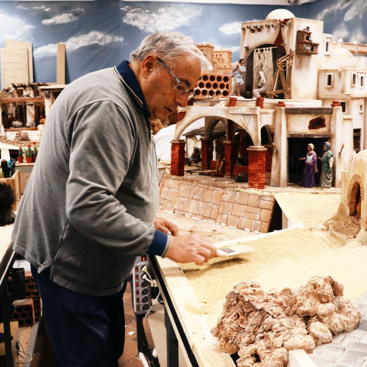 La Asociación Belenista Fernando Olaya con los últimos detalles