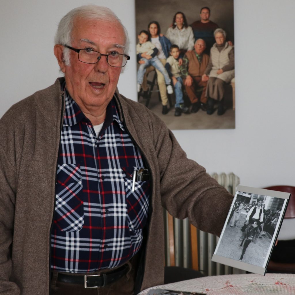 Miguel Alcocel siempre se implicó junto con sus animales en la vida social y cultural de Almansa.