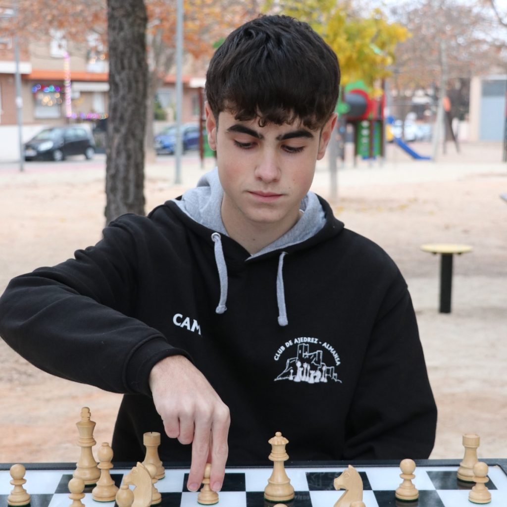 Campos, en duelo de blancas contra negras, estrena el tablero instalado en el parque Mariana Pineda 