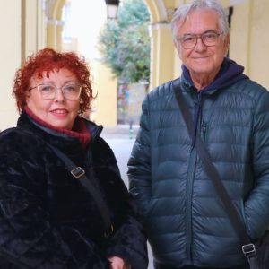Isabel Hernández y Alberto López, a las puertas del Ayuntamiento que presidió José Hernández