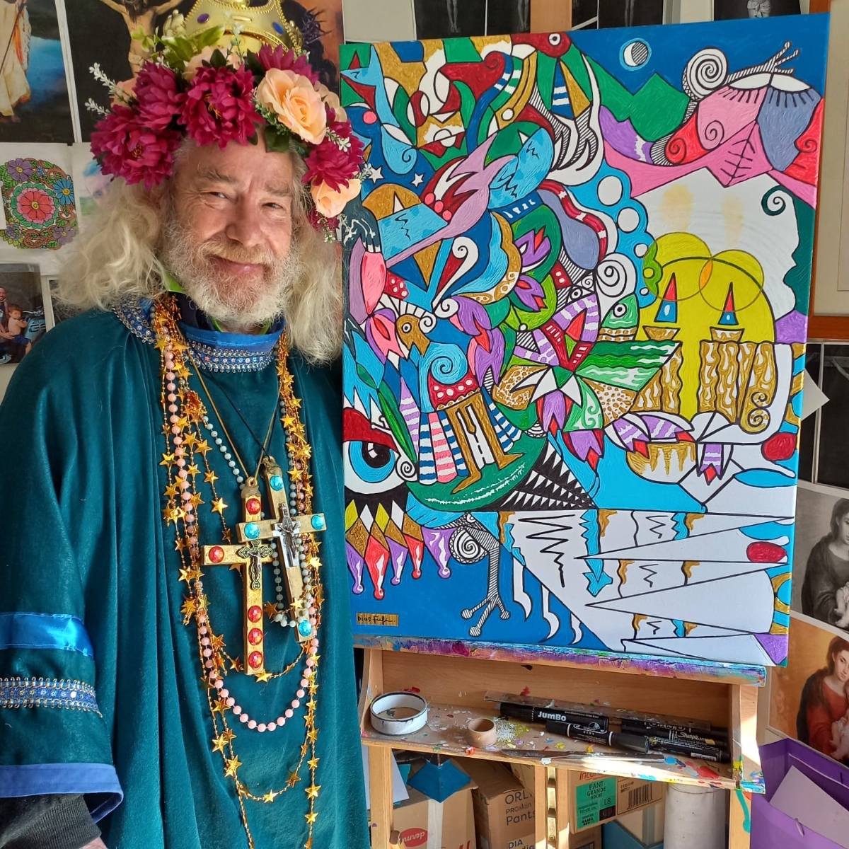 Fufi con una de sus obras