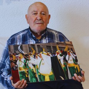 Diego de Ves sostiene una fotografía suya como cabo de Los Verdes, en el sofá de su hogar | B. H