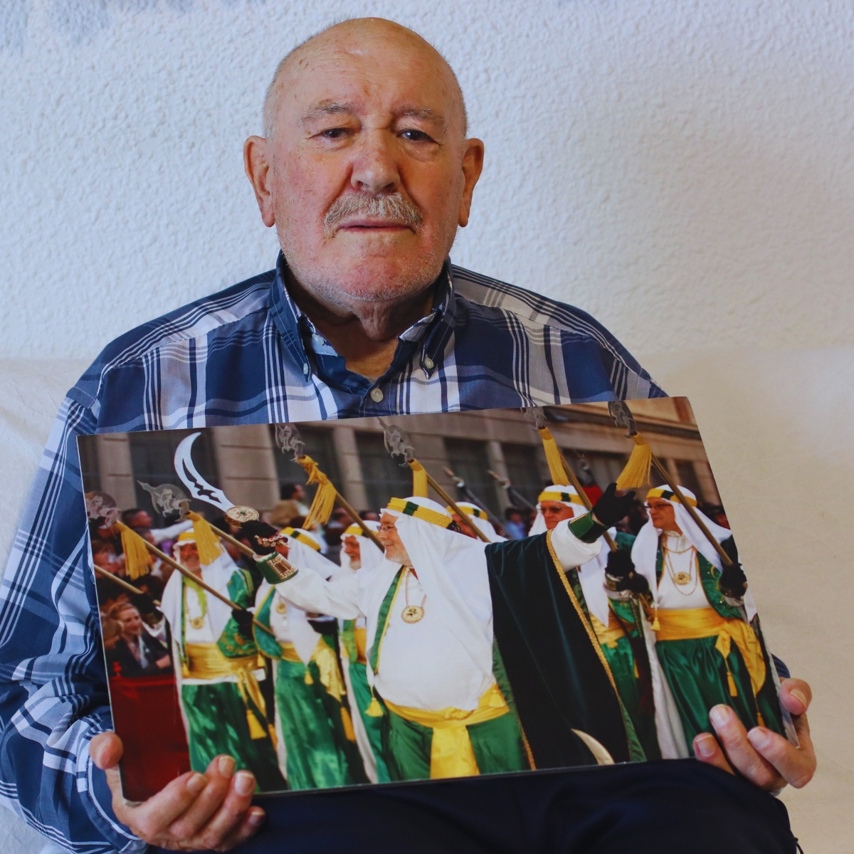 Diego de Ves sostiene una fotografía suya como cabo de Los Verdes, en el sofá de su hogar | B. H