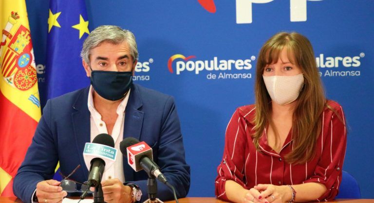 Ramón Rodríguez y Tania Andicoberry en la nueva sede del PP Almansa