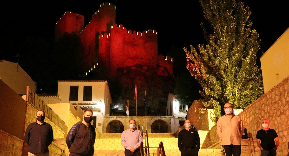 Representantes del colectivo de profesionales del espectáculo posan ante el Castillo de Almansa junto al Alcalde y el concejal de Cultura