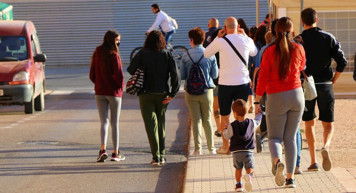 Un grupo de padres abandona el José Lloret tras dejar a sus hijos en la vuelta al cole «del Covid»