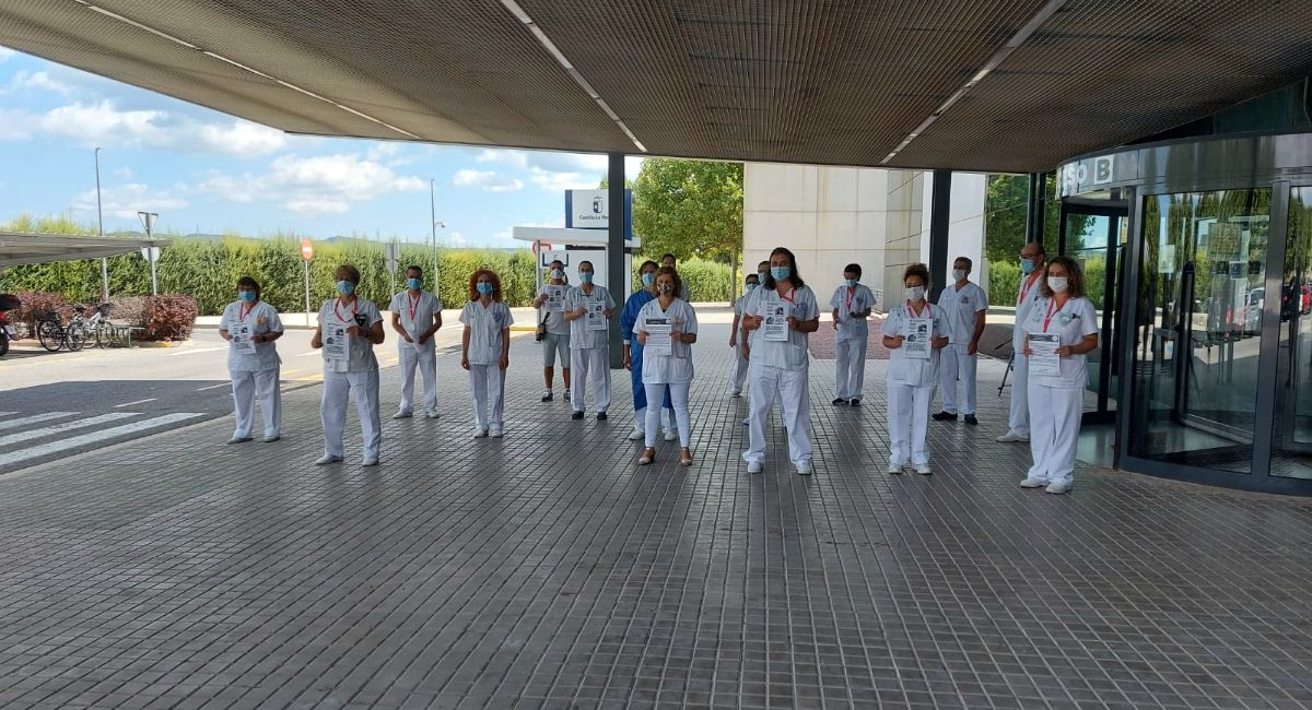 Más de una decena de celadores se concentrados en el Hospital de Almansa