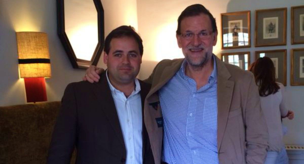Un joven Paco Núñez junto al expresidente Rajoy