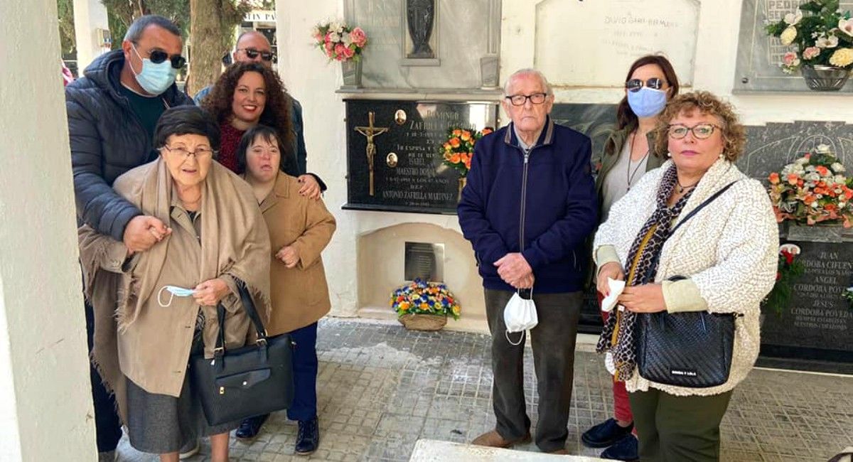La familia de José Hernández de la Asunción reunidos para rendirle homenaje