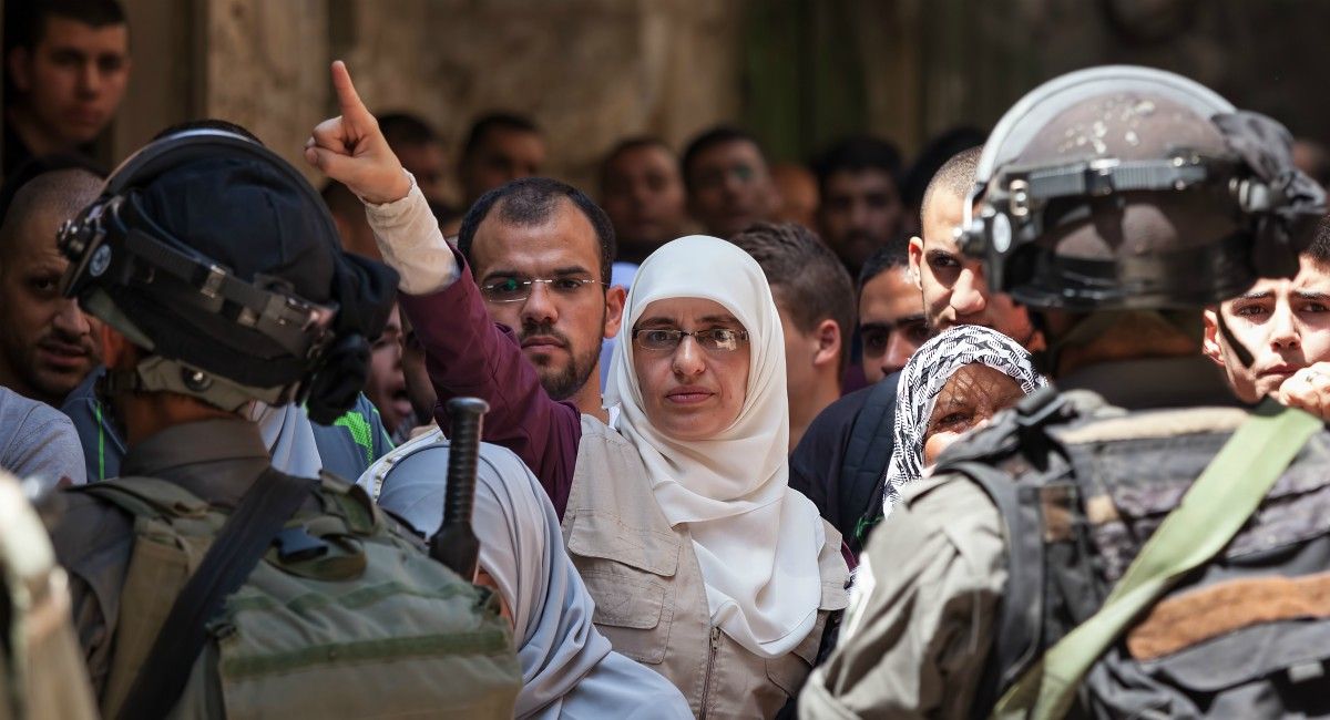 Mujer en uno de los puestos fronterizos que enconan al pueblo palestino