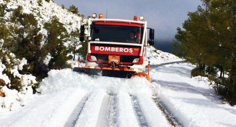 Bomberos en Almansa por la nieve de Filomena