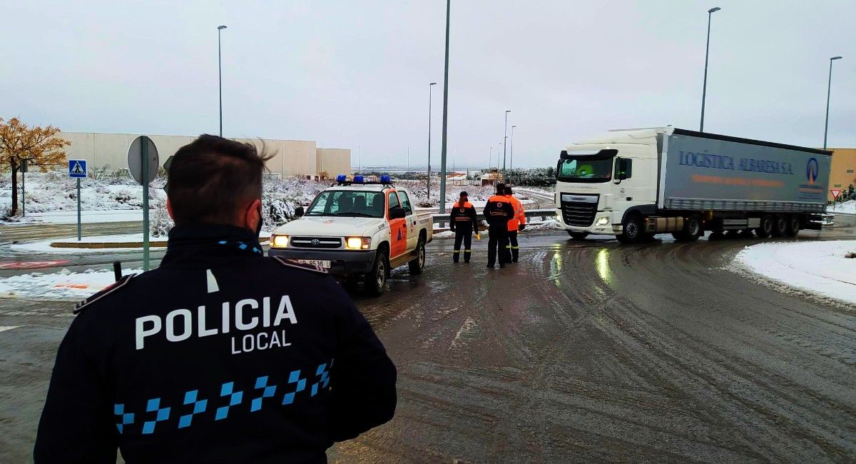 Un centenar de vehículos pesados, parados en Almansa por la nieve La
