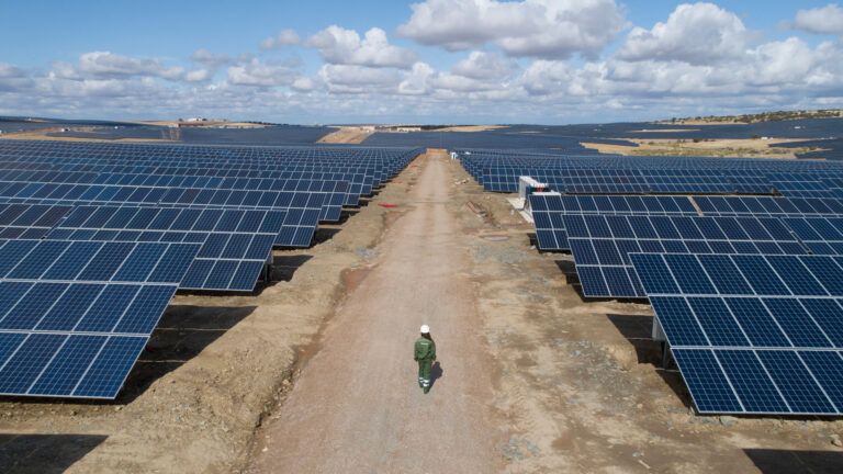El 'boom' fotovoltaico se acerca a Almansa: Iberdrola invierte 236 millones en megaplantas solares en Ayora y Villena