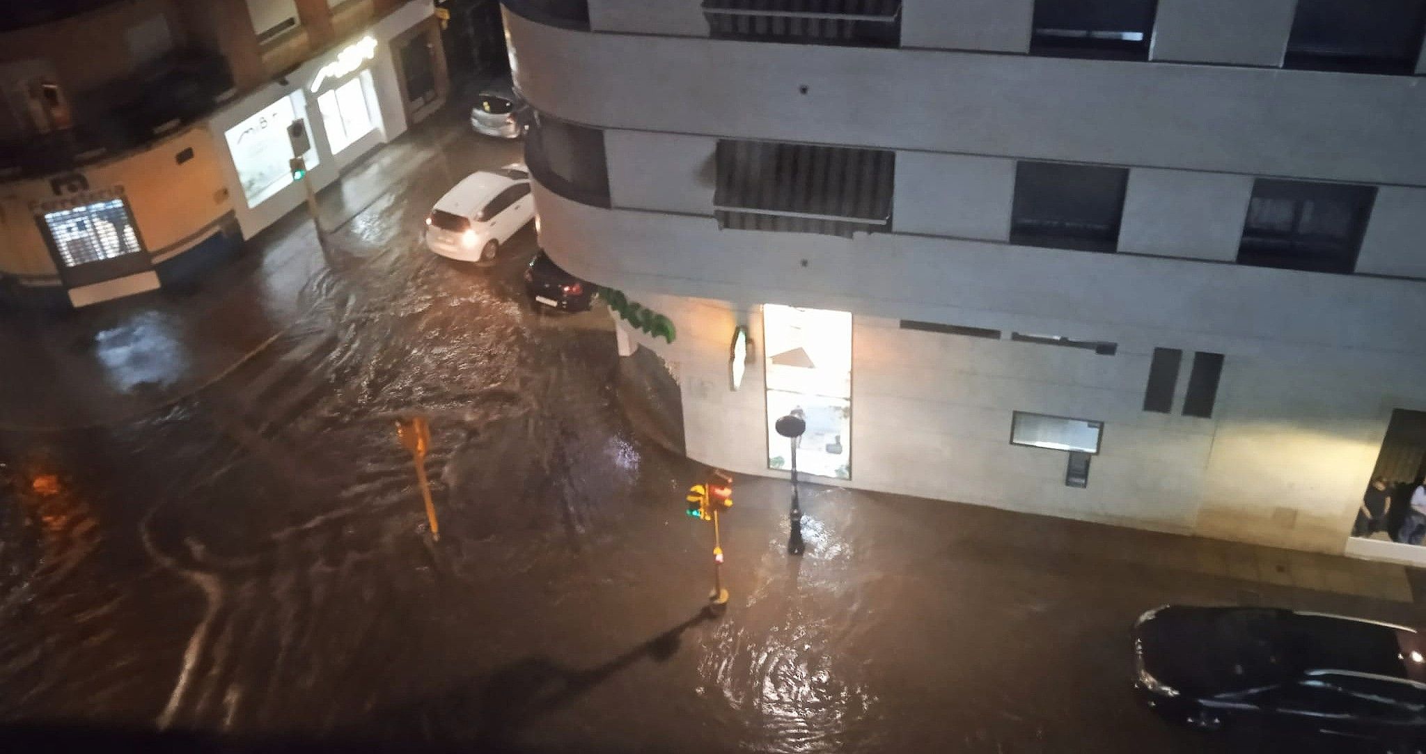 Fuertes lluvias anegan calles de Almansa
