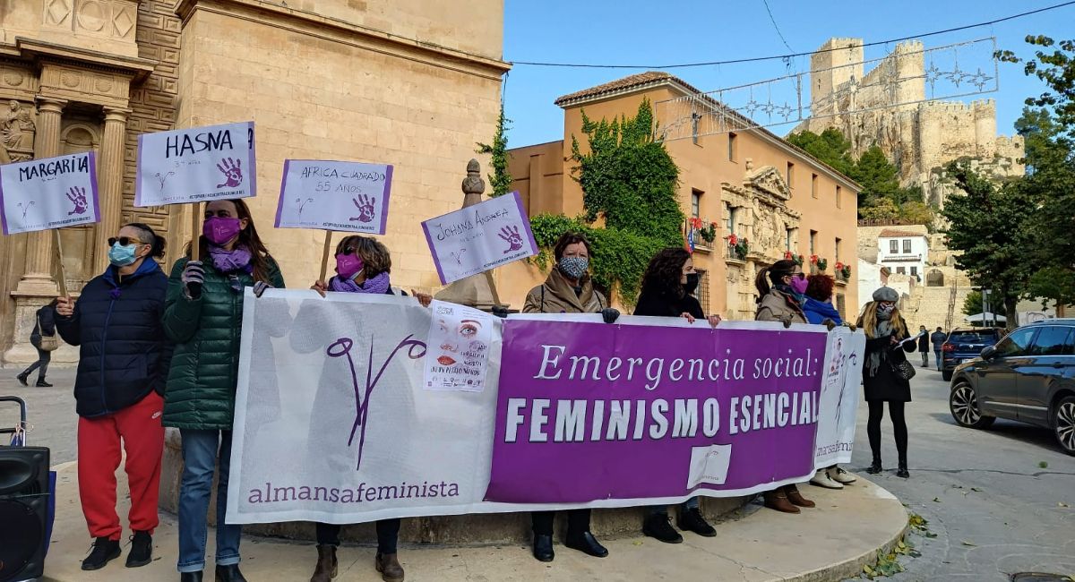 Más de un centenar de personas se manifiestan en Almansa contra la violencia machista