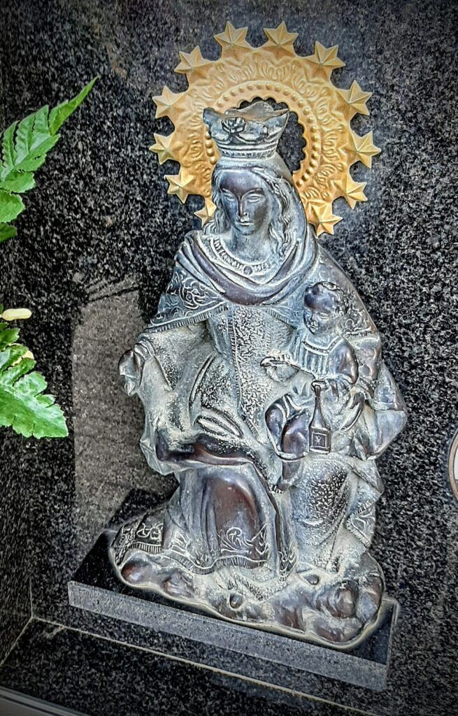 Virgen con niño tumba