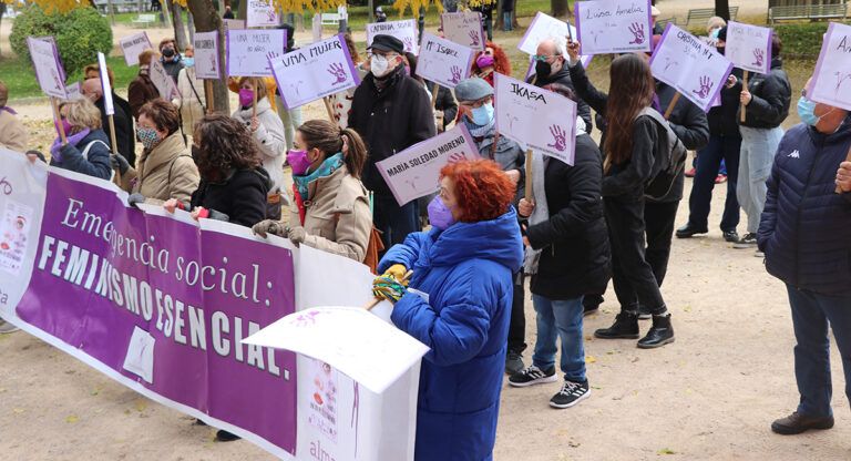 Un centenar de personas se manifiestan en Almansa contra la violencia machista