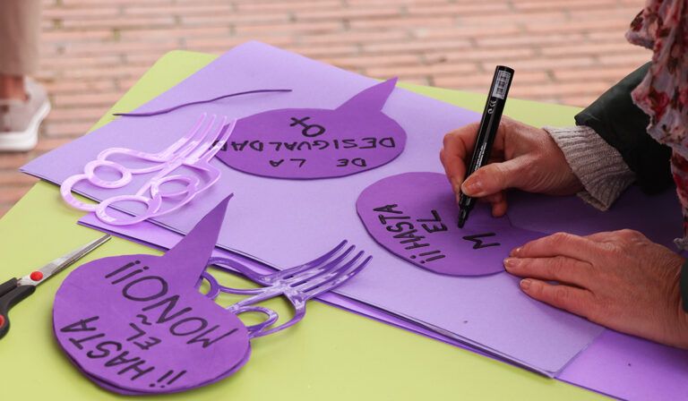 8M Almansa Feminista peinetas