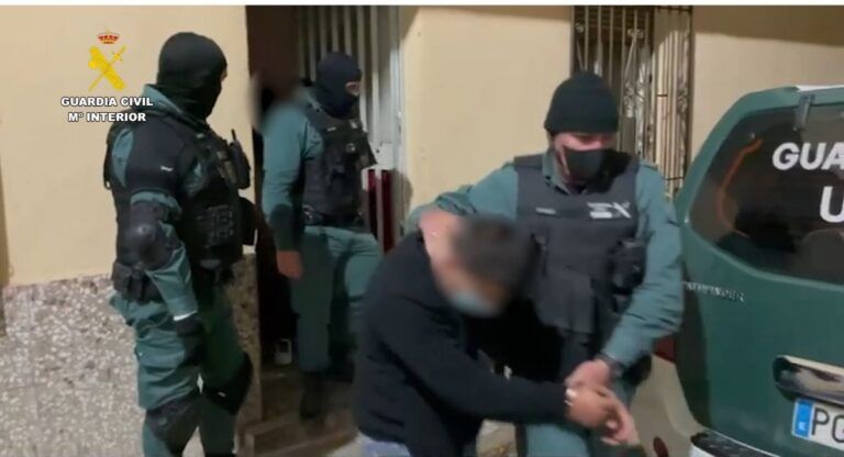 Guardia Civil Madrigueras extorsión migrantes irregulares detención