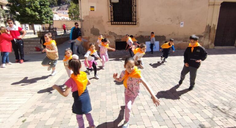 
			
				Más de 400 escolares de Almansa desbordaron las calles del Casco Histórico para hacer ejercicio al aire libre			
		