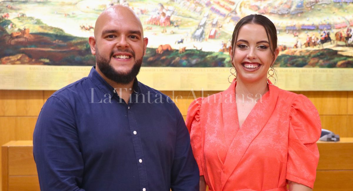 Rosa Rubio junto a César Blanco, Reina de Fiestas Mayores de Almansa 2025 y acompañante 