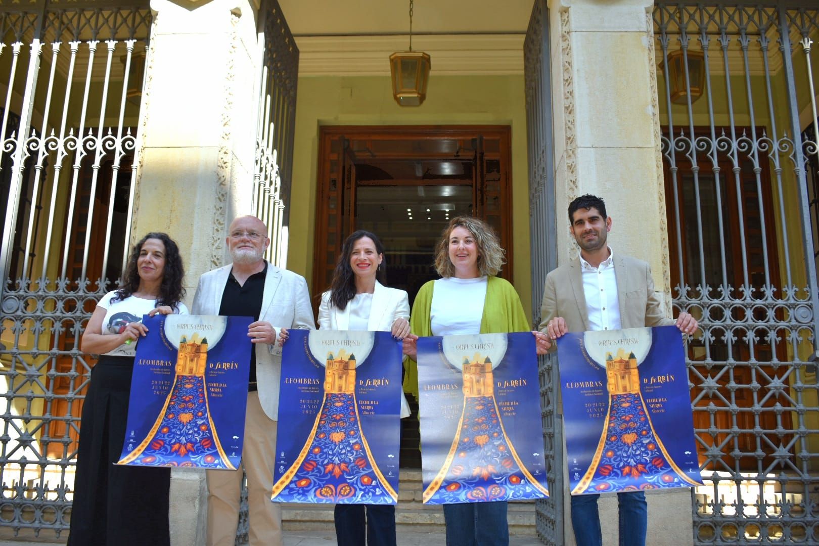 Autoridades posan con el cartel del Corpus de Elche de la Sierra