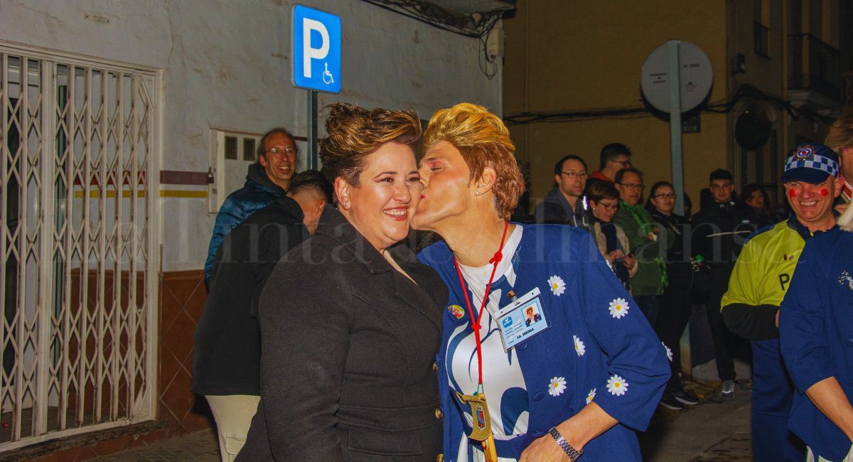 Marga besando a Marga