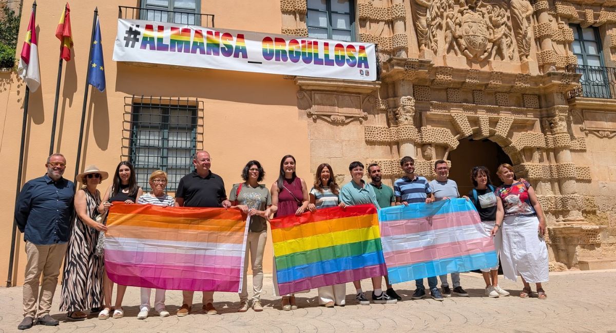 pancarta lgtbi Almansa