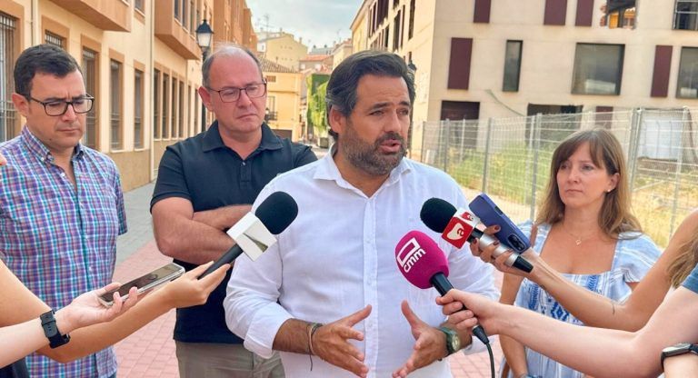 Paco Núñez denuncia la situación del conservatorio de música de Almansa y enfrenta a Page allí