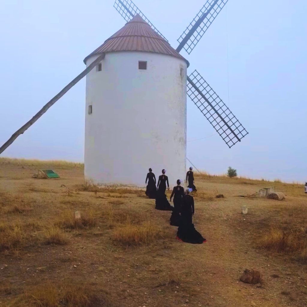 Coreografía flamenca en los molinos de La Mancha inspirada en Don Quijote, grabada en Mota del Cuervo por la Universidad Popular de Almansa