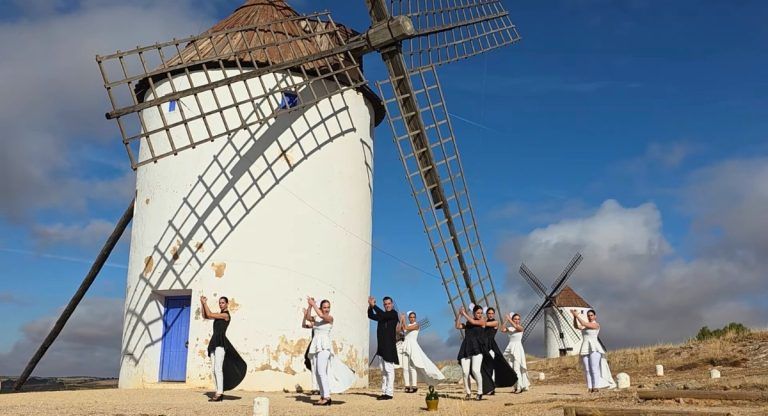 Bailarinas de flamenco interpretando una coreografía inspirada en Don Quijote junto a los molinos de viento de La Mancha