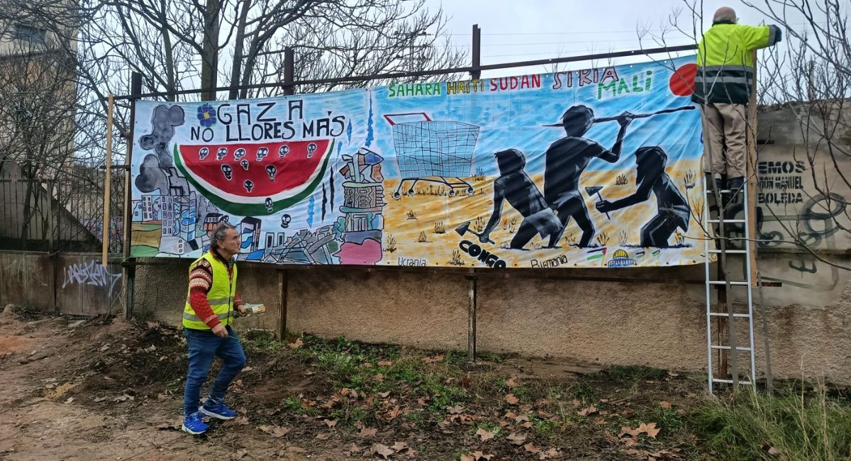 pancarta colgada gaza