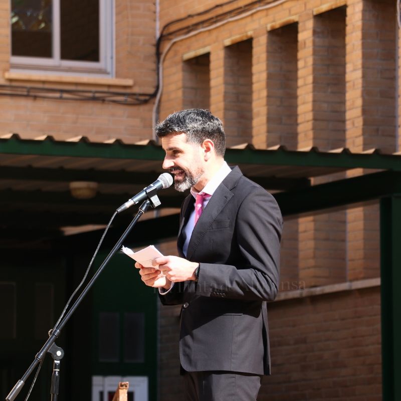 Actual director del IES Escultor José Luis Sánchez, Roberto Carlos Ruiz Villena, en el centenario del escultor