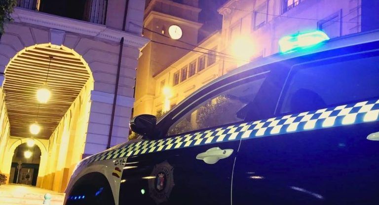 Vehículo policial en Almansa tras la noche de cuchillos con varios detenidos