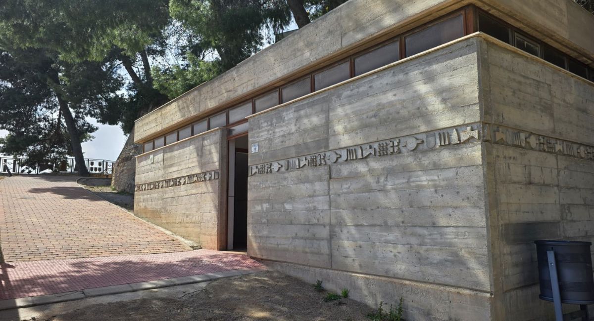 aseos jardín castillo