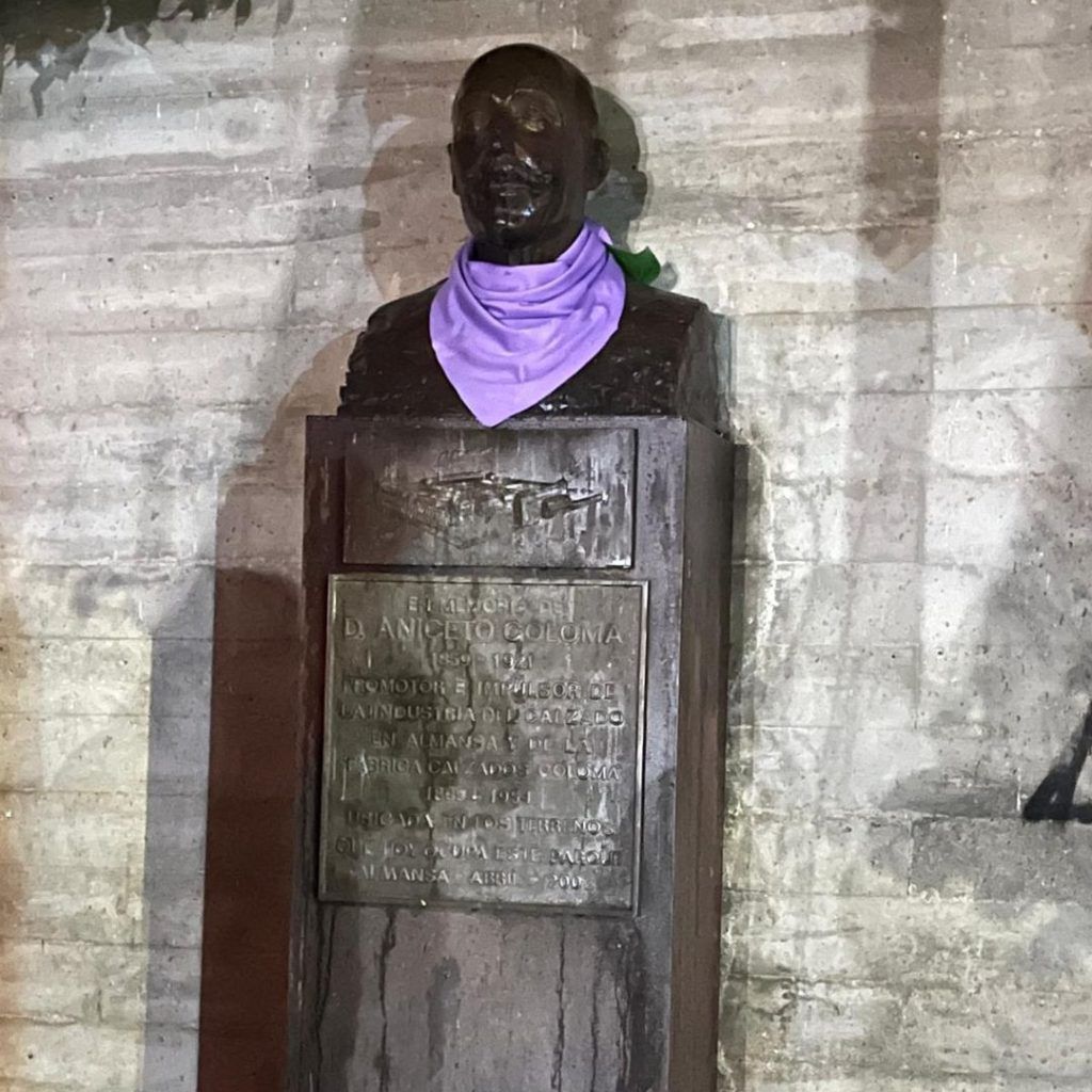 busto aniceto coloma pañuelo morado