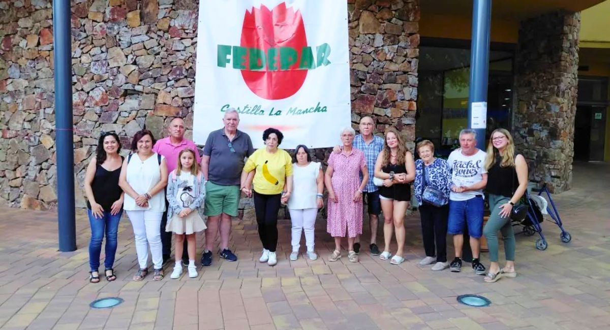 Miembros de AFEPAL durante una convivencia con FEDEPAR en el balneario de Benito