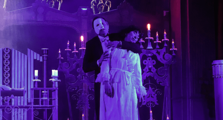 
			
				La l&aacute;mpara del &laquo;Fantasma de la &Oacute;pera&raquo; cuelga del Regio: Arte Esc&eacute;nico dona su joya al pueblo de Almansa			
		