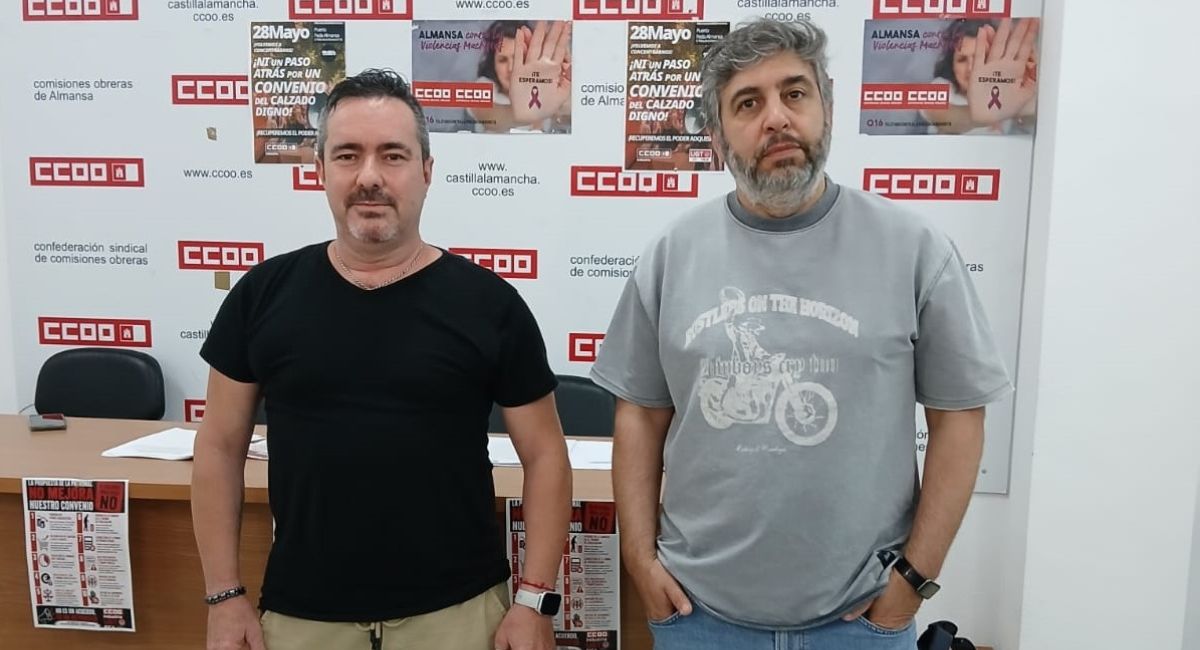 asesor de CCOO y miembro de la mesa de negociación del convenio del calzado, Carlos Navalón, y el responsable de UGT en la comarca de Almansa, Juan Luis Tomás García,