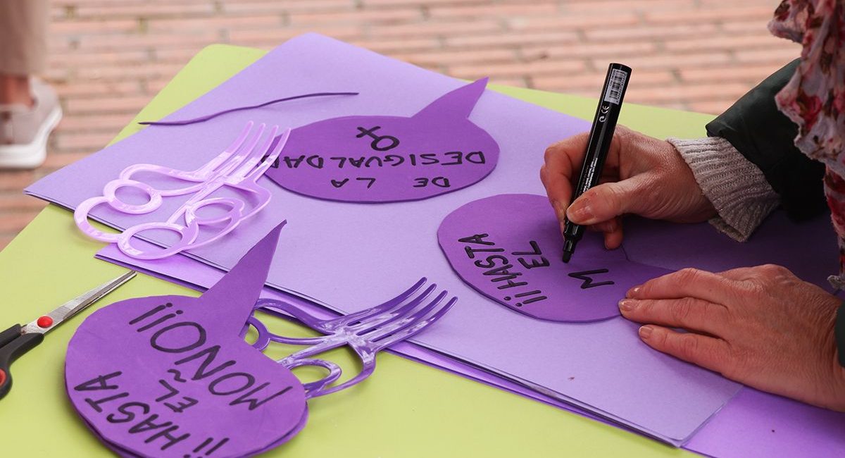 8M Almansa Feminista peinetas