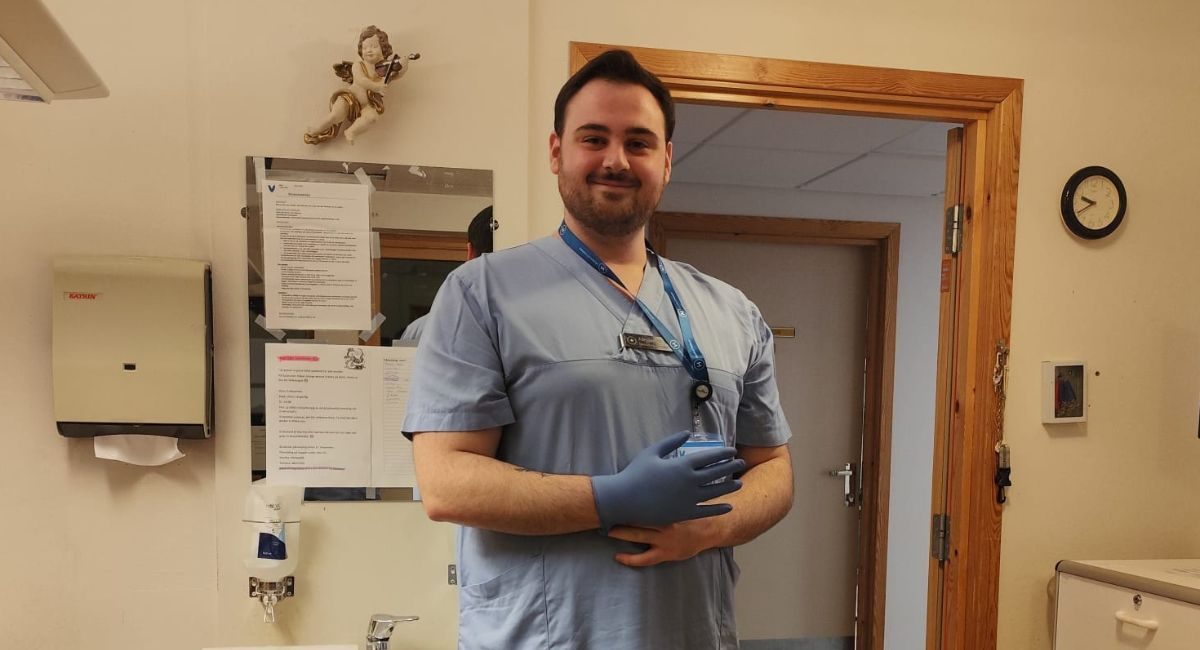 Alejandro Sáez auxiliar enfermería Noruega