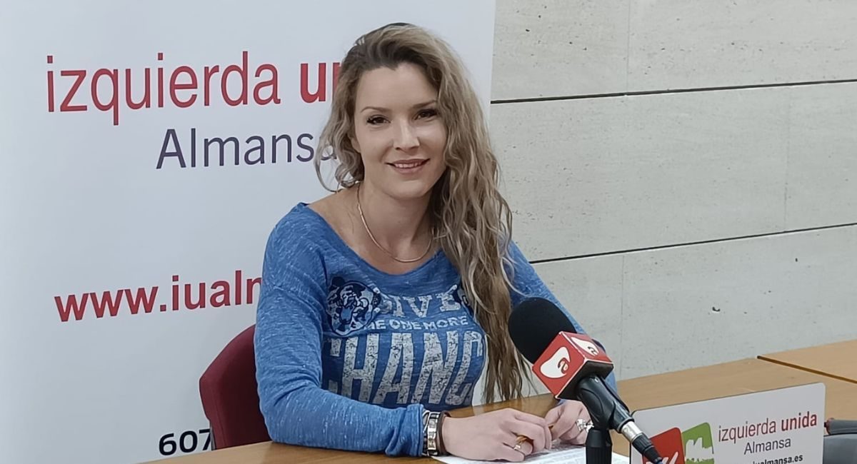 Laura Fernández IU cambio césped