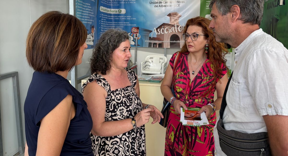 La delegada de Sanidad destaca la labor divulgativa de la Unión de Consumidores de Albacete en la Feria