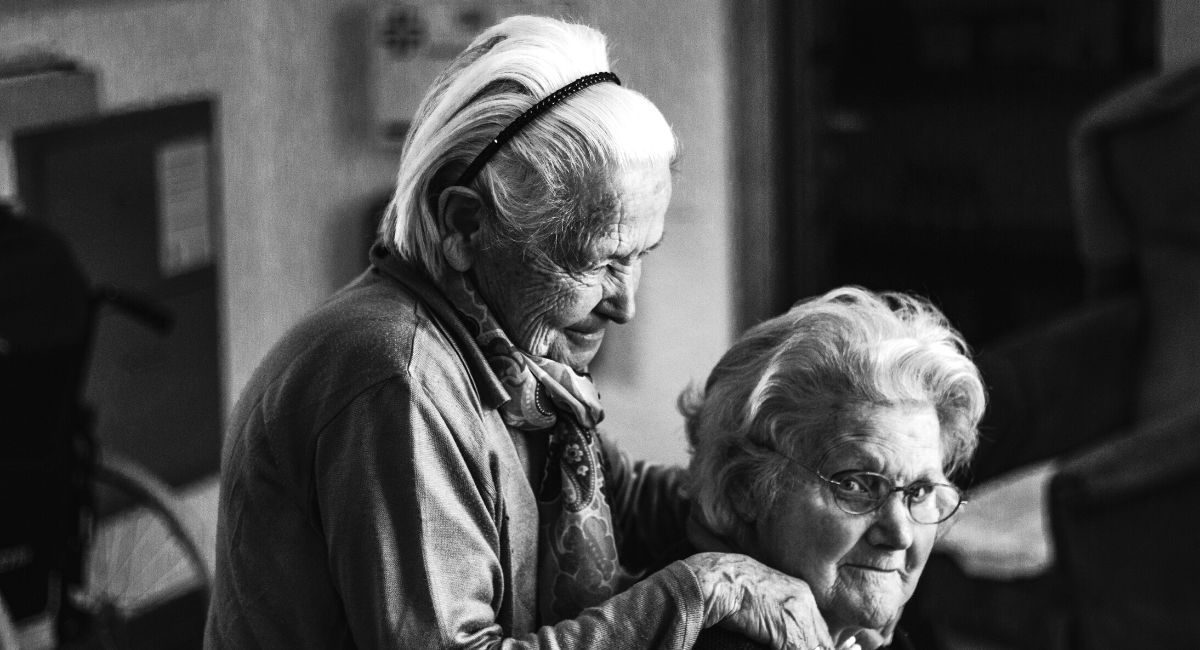 dos mujeres mayores en una residencia
