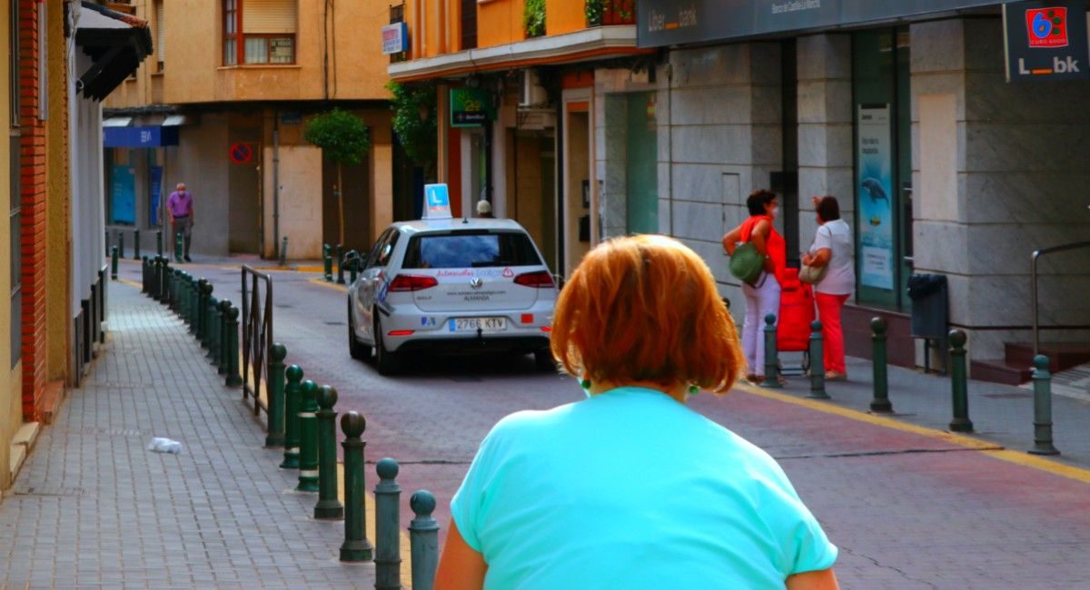 Coche de Autoescuela en Almansa circula por la calle