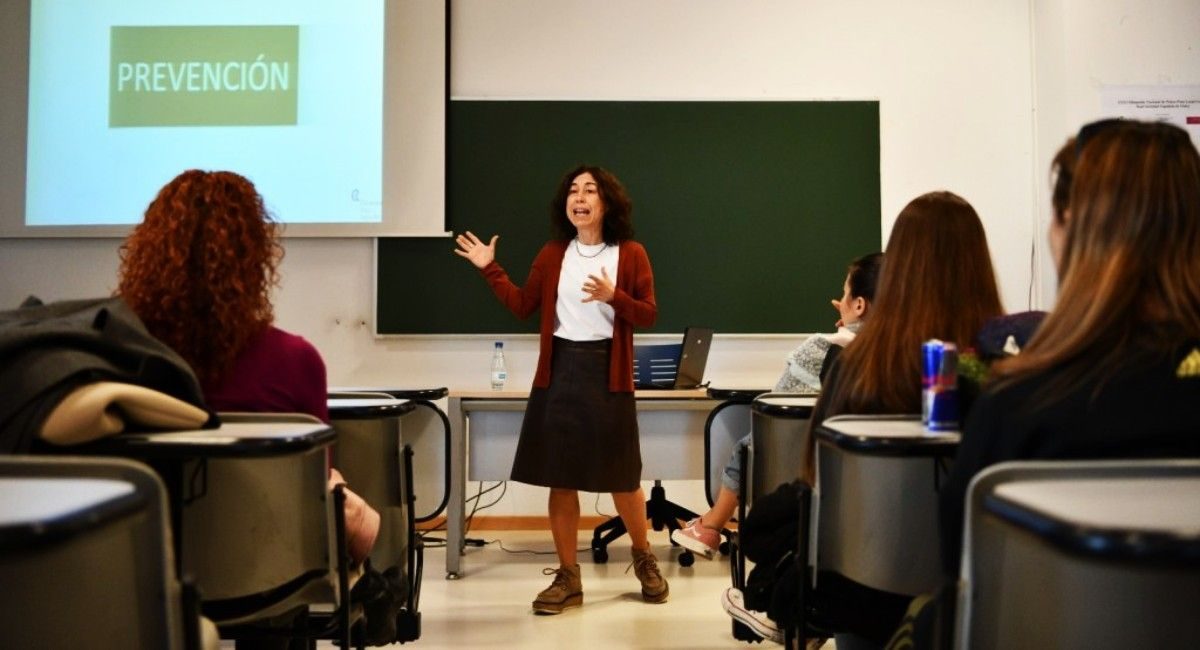 La autora del vídeo viral 'Pepa y Pepe' imparte un curso en Almansa para prevenir el machismo en adolescentes
